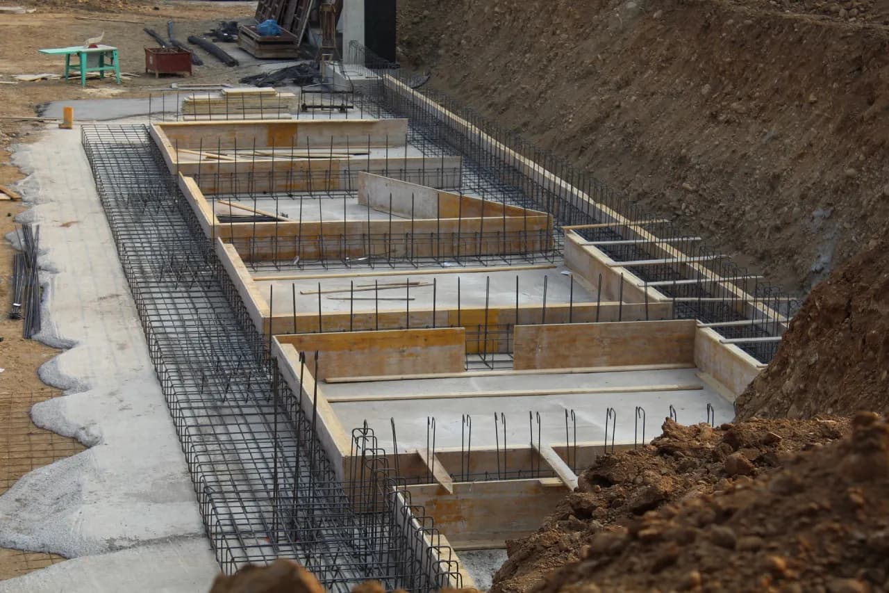 Ile stali potrzeba na fundament 100m2: Praktyczny kalkulator i przykłady Ile stali potrzeba na fundament 100m2: Praktyczny kalkulator i przykłady