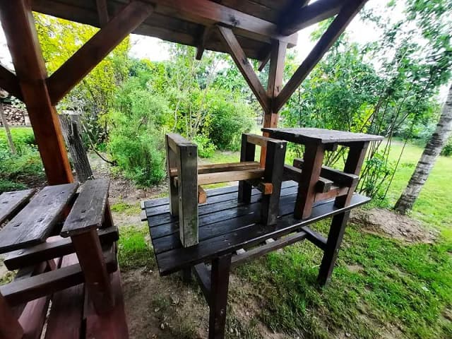Jak odnowić ławkę ogrodową - proste kroki, które uratują Twój mebel Jak odnowić ławkę ogrodową - proste kroki, które uratują Twój mebel