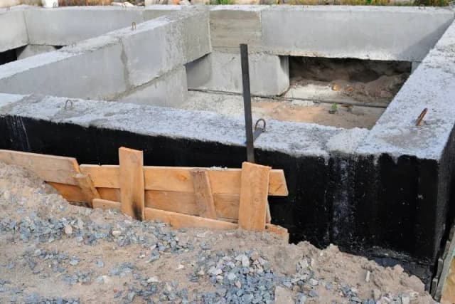 Czym smarować fundamenty w domu - praktyczny poradnik izolacji na lata Czym smarować fundamenty w domu - praktyczny poradnik izolacji na lata