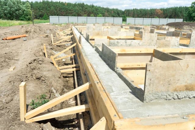 Jaki fundament pod dom szkieletowy? Wybierz najlepsze rozwiązanie dla siebie Jaki fundament pod dom szkieletowy? Wybierz najlepsze rozwiązanie dla siebie