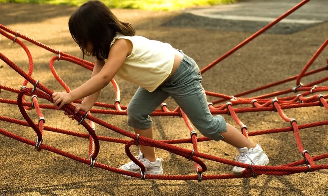 Jak zrobić prosty i bezpieczny tor przeszkód dla dzieci w ogrodzie - poradnik Jak zrobić prosty i bezpieczny tor przeszkód dla dzieci w ogrodzie - poradnik