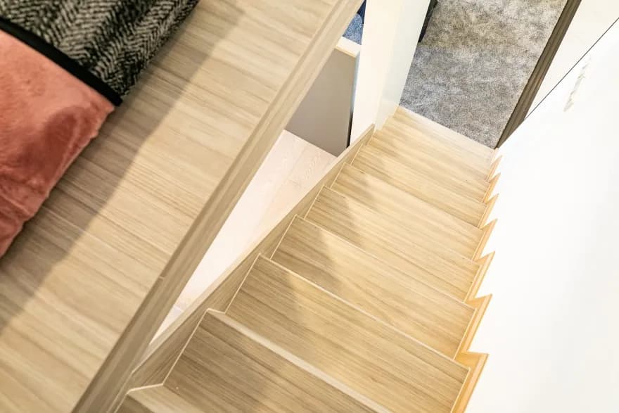 Jak zamontować listwy przy schodach: prosty montaż krok po kroku Jak zamontować listwy przy schodach: prosty montaż krok po kroku
