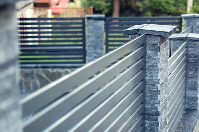 Jaką farbę na rdzę ogrodzenie wybrać, aby skutecznie chronić metal? Jaką farbę na rdzę ogrodzenie wybrać, aby skutecznie chronić metal?