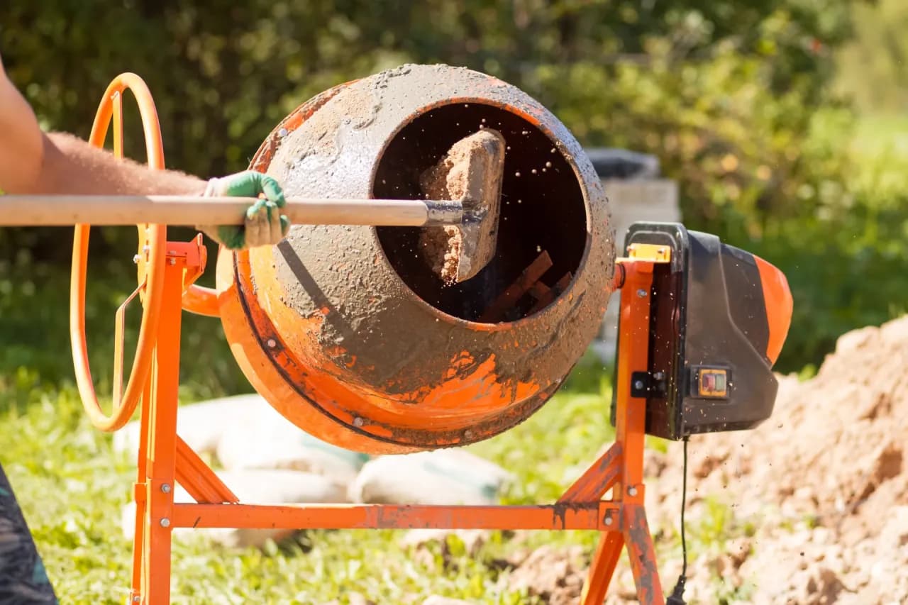 Ile cementu na betoniarkę 50l? Sprawdź idealne proporcje mieszanki Ile cementu na betoniarkę 50l? Sprawdź idealne proporcje mieszanki