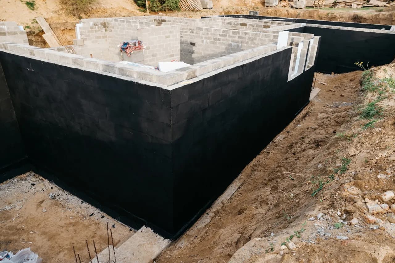 Czym obsypać fundamenty z zewnątrz aby uniknąć błędów - poradnik eksperta Czym obsypać fundamenty z zewnątrz aby uniknąć błędów - poradnik eksperta