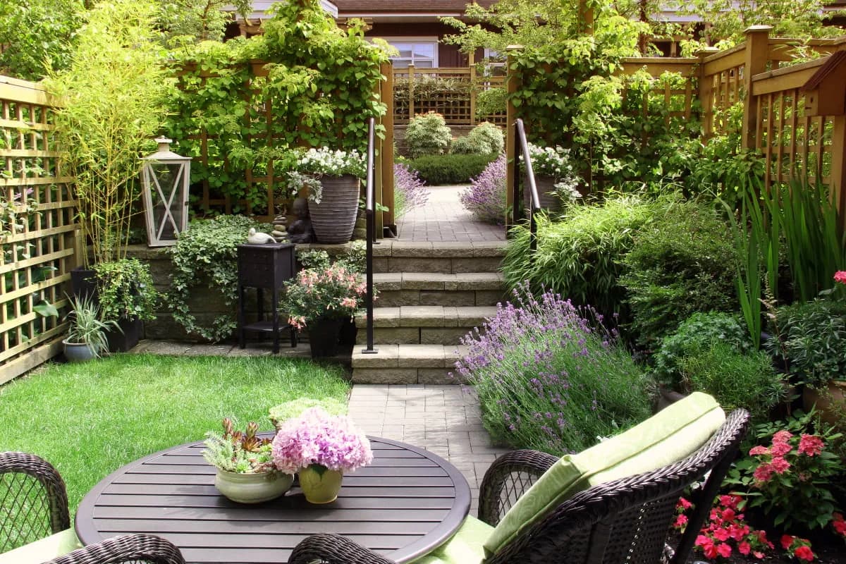 Jak urządzić mały ogród z tarasem: 5 sprawdzonych sposobów aranżacji Jak urządzić mały ogród z tarasem: 5 sprawdzonych sposobów aranżacji