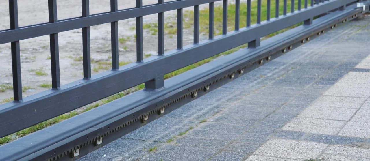 Jaką listwę zębatą wybrać do bramy przesuwnej? Metalową czy nylonową Jaką listwę zębatą wybrać do bramy przesuwnej? Metalową czy nylonową