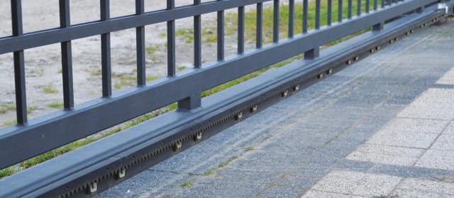 Jaką listwę zębatą wybrać do bramy przesuwnej? Metalową czy nylonową Jaką listwę zębatą wybrać do bramy przesuwnej? Metalową czy nylonową