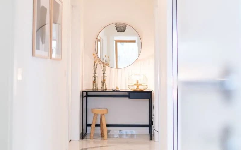 Jak urządzić mały przedpokój w domu jednorodzinnym, by zyskać przestrzeń? Jak urządzić mały przedpokój w domu jednorodzinnym, by zyskać przestrzeń?
