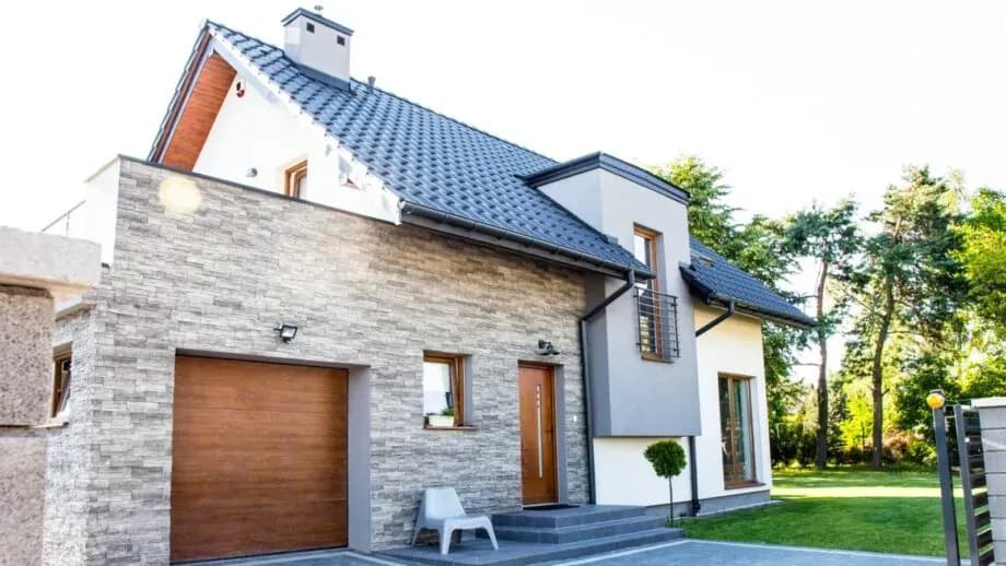 Okna orzech – jakie elewacje wybrać, aby uniknąć błędów w aranżacji? Okna orzech – jakie elewacje wybrać, aby uniknąć błędów w aranżacji?