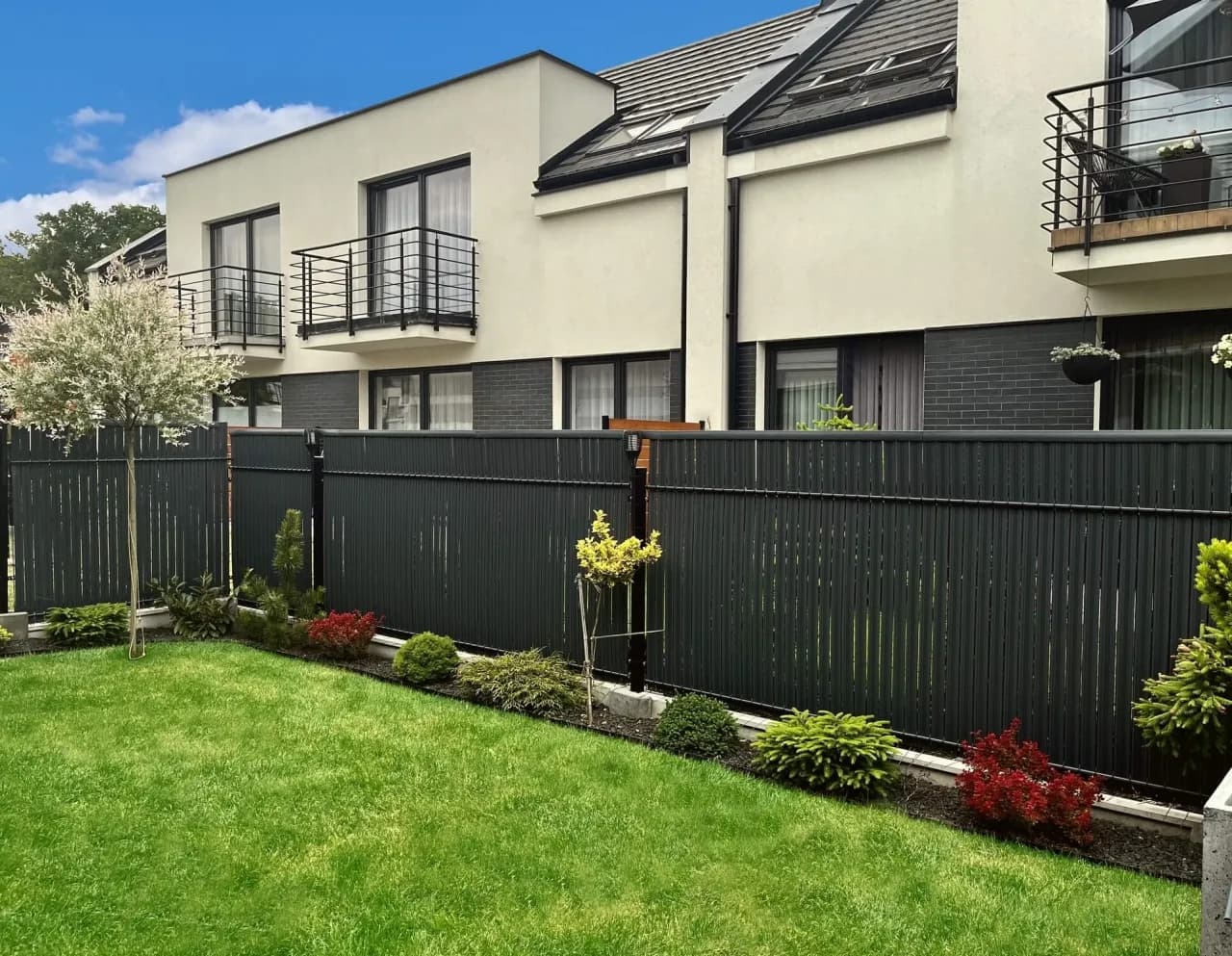 Jak zasłonić betonowe ogrodzenie i poprawić jego wygląd w ogrodzie Jak zasłonić betonowe ogrodzenie i poprawić jego wygląd w ogrodzie