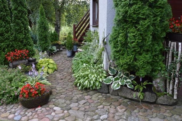 Kamienie polne w ogrodzie - 8 kreatywnych pomysłów na naturalną aranżację Kamienie polne w ogrodzie - 8 kreatywnych pomysłów na naturalną aranżację