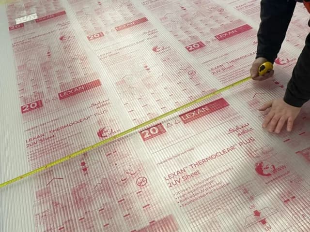 Jak skutecznie ciąć poliwęglan komorowy - sprawdzone metody i narzędzia Jak skutecznie ciąć poliwęglan komorowy - sprawdzone metody i narzędzia