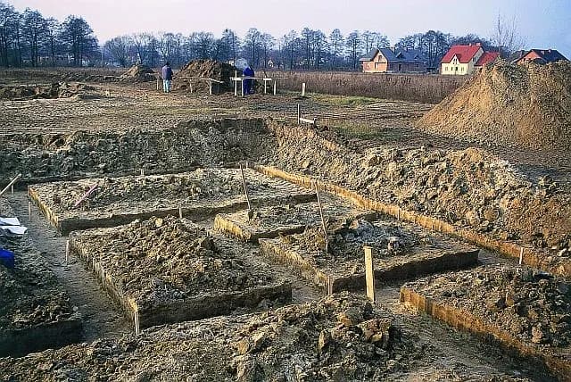 Jak wykończyć fundament domu: unikaj najczęstszych błędów i kosztów Jak wykończyć fundament domu: unikaj najczęstszych błędów i kosztów