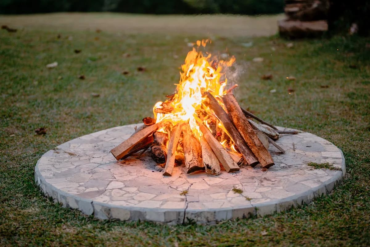 Palenie ogniska w ogrodzie: zasady bezpieczeństwa i przepisy 2025 Palenie ogniska w ogrodzie: zasady bezpieczeństwa i przepisy 2025