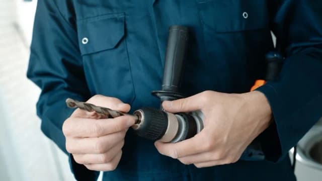 Jak bezpiecznie wyjąć wiertło z wiertarki bez klucza: 4 sprawdzone sposoby Jak bezpiecznie wyjąć wiertło z wiertarki bez klucza: 4 sprawdzone sposoby