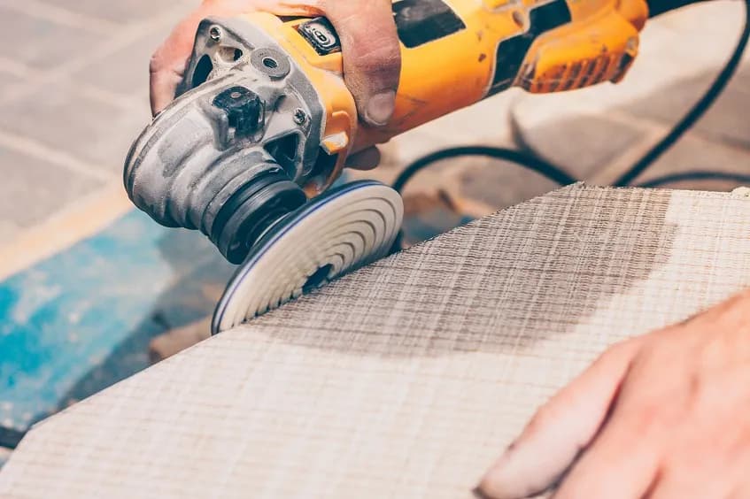 Fazowanie płytek czy listwy wykończeniowe - jak uniknąć błędów w łazience Fazowanie płytek czy listwy wykończeniowe - jak uniknąć błędów w łazience