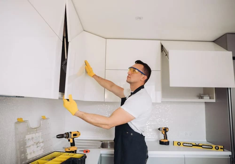 Jak prawidłowo powiesić szafki kuchenne na listwie - poradnik dla każdego Jak prawidłowo powiesić szafki kuchenne na listwie - poradnik dla każdego