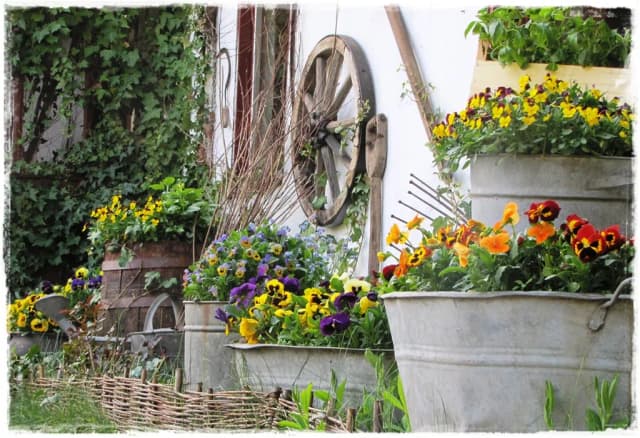 Kreatywne sposoby jak wykorzystać stare garnki w ogrodzie: pomysły i porady Kreatywne sposoby jak wykorzystać stare garnki w ogrodzie: pomysły i porady