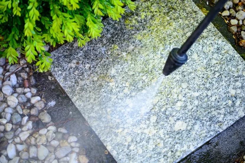 Skuteczne sposoby na to jak wyczyścić kamyki w ogrodzie: 5 sprawdzonych metod Skuteczne sposoby na to jak wyczyścić kamyki w ogrodzie: 5 sprawdzonych metod