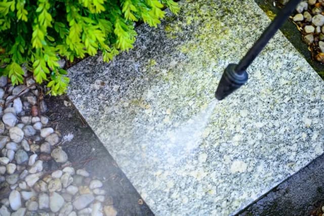 Skuteczne sposoby na to jak wyczyścić kamyki w ogrodzie: 5 sprawdzonych metod Skuteczne sposoby na to jak wyczyścić kamyki w ogrodzie: 5 sprawdzonych metod