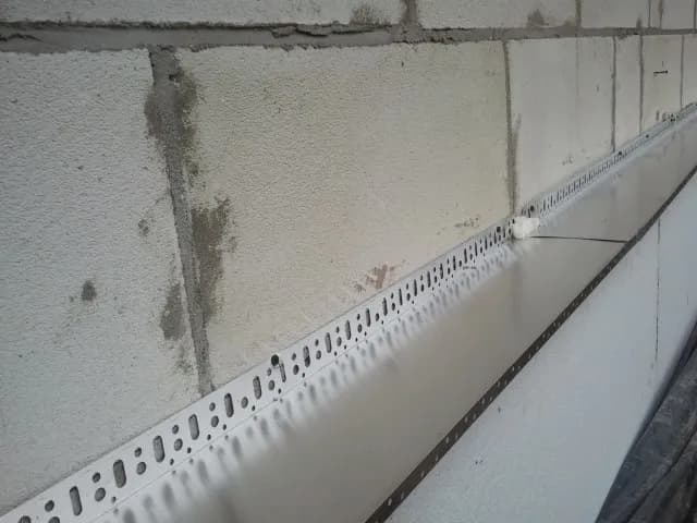 Jak prawidłowo zamontować listwę startową do styropianu: 5 kluczowych zasad Jak prawidłowo zamontować listwę startową do styropianu: 5 kluczowych zasad