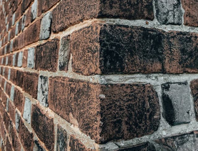 Cegła z czego powstaje? Odkryj tajemnice materiałów i procesów Cegła z czego powstaje? Odkryj tajemnice materiałów i procesów