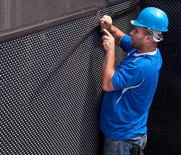 Jak montować listwy do folii kubełkowej: prosty sposób na trwałą izolację Jak montować listwy do folii kubełkowej: prosty sposób na trwałą izolację